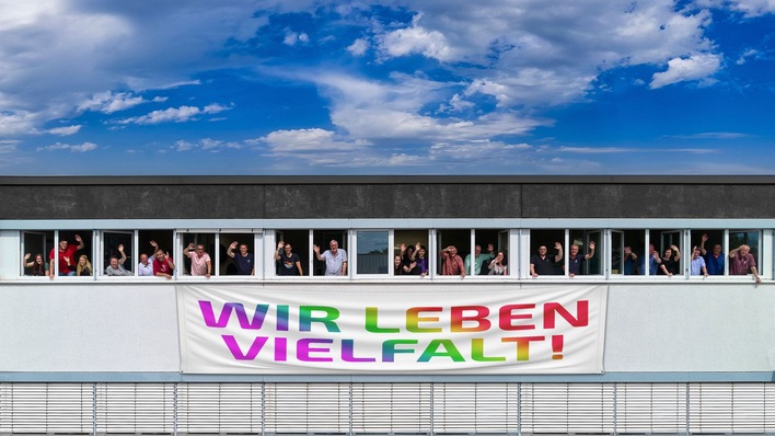 Das Fensterbauunternehmen Helmut Meeth will damit eine Organisationskultur fördern, in der Vielfalt selbstverständlich gelebt werde.