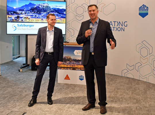 Klaus Bichler (Maco) und Andreas Dirksen (Sika) bei der Begrüßung auf den Salzburger Sicherheitstagen.
