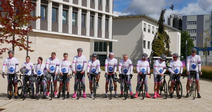 Veka Mitarbeiter Stefan Kordel (r.) ist gemeinsam mit dem Team von Kelly’s Heroes vom spanischen Veka Standort in Burgos über die Pyrenäen und den französischen Standort in Thonon-les-Bains bis nach Sendenhorst gefahren. Die letzten 20 km wurde er von einigen Kollegen und Kolleginnen begleitet. Mit dabei auch der Vorstandsvorsitzende Andreas Hartleif (M.).