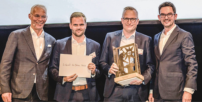 Strahlende Gesichter bei der Übergabe des großen Eisernen Gustav an Simonswerk (v.l.):. Jens Schlager Vorstands­vorsitzender EBH, Benjamin Teckentrup Leiter Innendienst Simons­werk, Michael Muhl Regional Director Sales & ­Marketing Central Europe Simonswerk und Tammo ­Berner Vorstand EBH