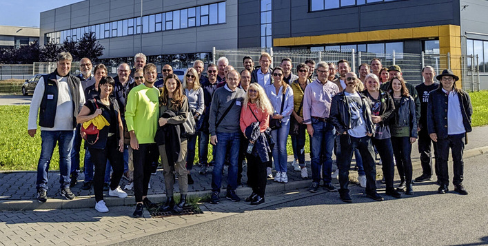 40 Fachpartner besichtigten bei der Krakaureise von Somfy eine der größten Produktionsstätten des Smart-Home-Spezialisten.