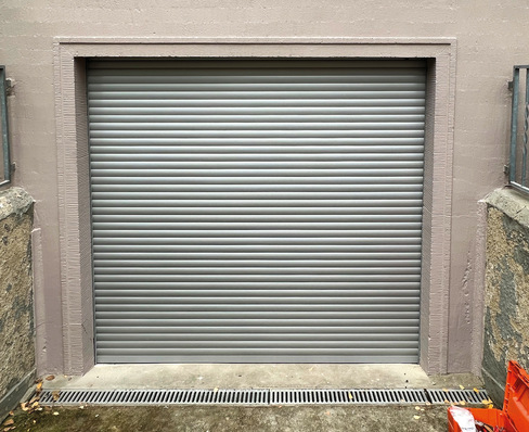 Garagentor oder Rollladen? Aus dieser Entfernung für den Laien gar nicht so einfach zu erkennen.