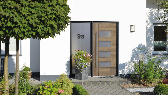 Interessante Akzente setzen Dekorfolien im Altholz-Look in Kombination mit ­schwarzen V-Nuten. Die in zwei verschiedene Richtungen verlaufenden Holzdekore erzeugen eine lebendige Wirkung.