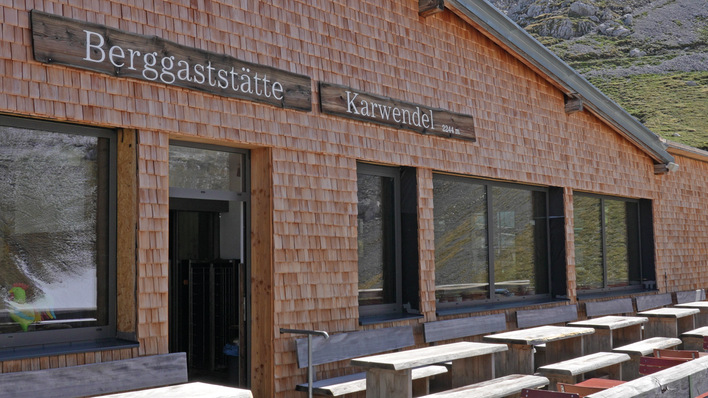 An die Fenster incl. Abdichtung werden auf 2244 Meter hohe Anforderungen gestellt, denn sie werden extremen Wetterbedingungen ausgesetzt.