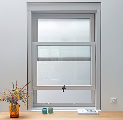 Beim E-Vertikalschiebefenster von Sorpetaler muss zum Lüften keine Fensterbank freigeräumt ­werden.