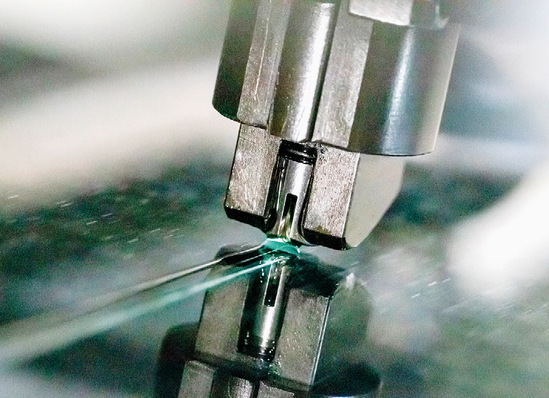 Durch die neuen ­Silberschnitt Schneid­flüssigkeiten wird das Schneidrad in der ​Aufnahme geschmiert und minimiert die Reibung zu ­den anderen ­Systemkomponenten.