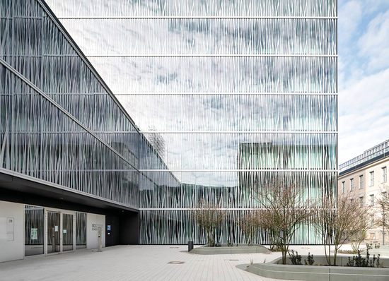 Die hellen Glasbedruckungen dienen als Vogelschutz und übernehmen gleichzeitig auch die Sonnenschutzfunktion in der Fassade.