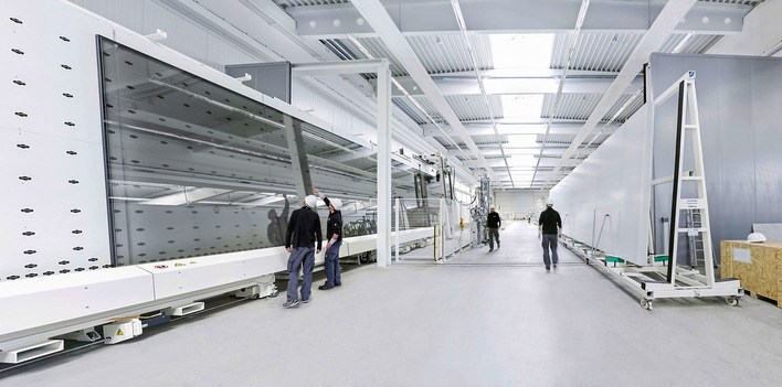 Die größten Isoliergläser (19,21 × 3,04 m), die in Deutschland je gefertigt wurden, stammen von sedak und wurden auf der ISO-Linie hier im Bild gefertigt.