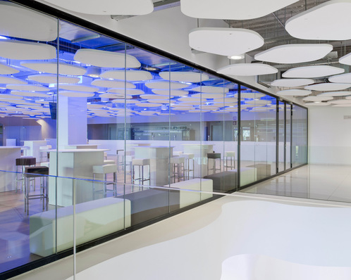 Das Brandschutzglas Pyrobel Vision Line ermöglicht Glastrennwände ohne Pfosten – die Scheiben können „Kante an Kante“ und sogar mit Gehrungsschnitt über Eck positioniert werden, getrennt durch die derzeit wohl schmalste feuerbeständige Silikonfuge auf dem Markt.