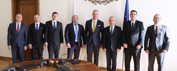 Die Geschäftsführer Markus Wirth (4.v.li.) und Dr. Peter Mrosik (4.v.re.) besprachen das Investitionsvorhaben von Profine Energy mit Ministerpräsident  Galab Donew (3.v.re.) und Wirtschaftsminister Nikola Stoyanov (2.v.re.) sowie weiteren bulgarischen Regierungsvertretern.