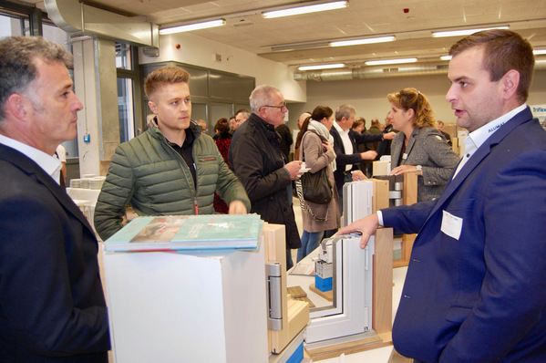 Kneer-Südfenster Produktmanager Christoph Feirer (2. v.li.) nutzte das Fachforum „barrierefreies Bauen“, um sich bei Nullschwellen-Spezialist ALUMAT (vorne, v.li. Christian Rager, Stefan Anwander; im Hintergrund Geschäftsführerin Claudia Rager-Frey, ebenfalls in der Kundenberatung) über die neuesten Entwicklungen zu informieren.