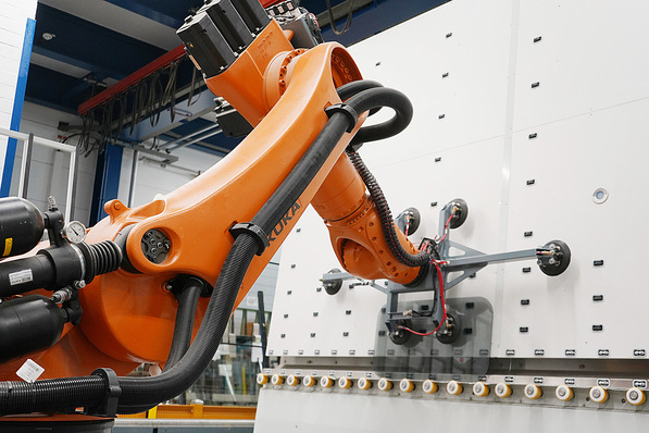 Zur   Senkung   der   Zykluszeiten   und   Erhöhung   der   Qualität   setzen   immer  mehr Glasverarbeiter auf Automatisierung mit Robotereinsatz.
