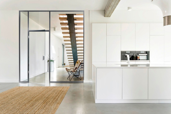 Bei dem Beschlagsystem Tectus Glas liegen Glastürblatt, Zarge, Band- und Schließ­system auf einer Ebene und erlauben einen flächenbündigen Einbau.