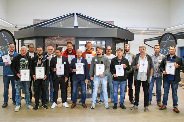 Das sind die stolzen Inhaber der ersten Urkunden, die den Qualitäts­nachweis für Monteure bzw. Planer von Wintergärten und Terrassendächern dokumentieren.