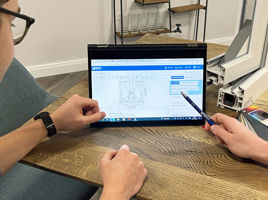 Bei Fenstern und Haustüren kompetent beraten, sicher kalkulieren und den Workflow beschleunigen. Das gelingt dem Baltic-Fachhandelspartner dank „BOB“, dem Baltic-Online-Bestellsystem. 