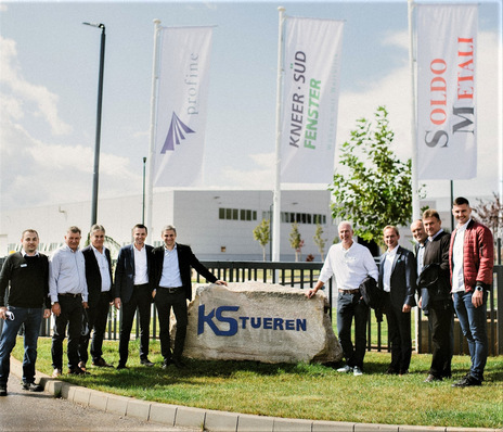  Zu Gast bei KS-Türen, Kneer-Südfenster und der Soldo Group in Siroki Brijeg: Dr. Peter Mrosik (5. Person v.r.), CEO der profine Group neben Florian Kneer. Das Unternehmen ist wichtiger Industriepartner und Profile-Zulieferer für die Fenster- und Türenfertigung am neuen Produktionsstandort.