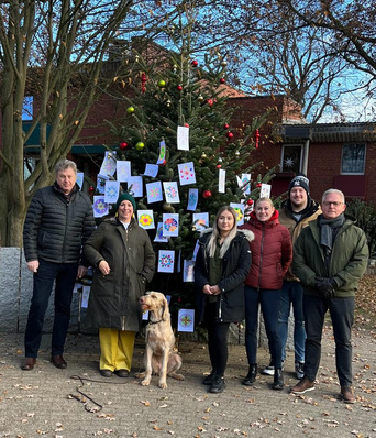 Das Wunschbaum-Team (v.l.): Christoph Baier, Vertriebsleiter Vetrotech, Tanja Kirsch-Boy, ehrenamtliche Leiterin der Kindertafel Krefeld mit Hündin Ilse, Gamze Karabag, Patrizia Böhm, Sebastian Berg, Thomas Meissner, alle Vetrotech.