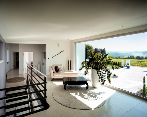 Festverglasungen in hellen Farben und mit klaren Formen lassen Räume weit und luftig wirken und eignen sich sehr gut für große Formate.