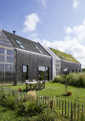 Nicht nur in den bioklimatischen Gewächshäusern ist ein hoher Tageslicht­einfall vorgesehen. Auch in den Wohneinheiten sorgen große bodentiefe Fenster in der Fassade sowie Zweier-Kombinationen mit Velux Fenstern im Dach für helle ­Räume und solare Energiegewinne.