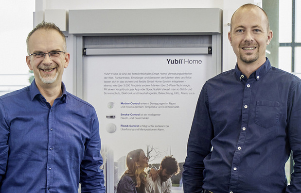 Gemeinsam vermitteln Andreas Linkenheil (Technische Schulung & Beratung) und Manuel Bölter (Team­leiter technische Schulung & Beratung) den Teilnehmerm Produktwissen rund um Antriebe und Steuerungen.
