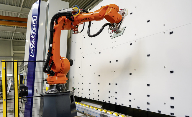 Hier verbessert ein Roboter für Wasserstrahlausschnitte die Arbeitssicherheit für die Bediener und erhöht den Grad der möglichen Automatisierung.