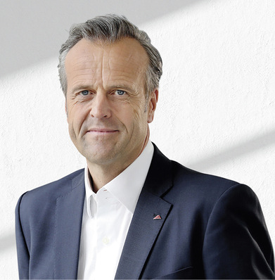 Marcus Sander, CEO der Roto Frank Fenster- und Türtechnologie GmbH, ist überzeugt: „Eine Partnerschaft mit Roto bedeutet für unsere Kunden, dass sie die Bedarfe des Marktes optimal bedienen können. Sie ­fertigen mit Roto-Beschlagtechnologie teilereduziert und werden pünktlich beliefert.“