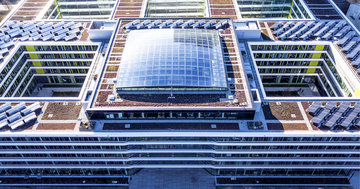 Auch Kuppeldächer wie hier auf dem Newton in München, einem Gebäude des TÜV Süd, wurden bereits mit der Warmen Kante von H.B. Fuller | Kömmerling realisiert.