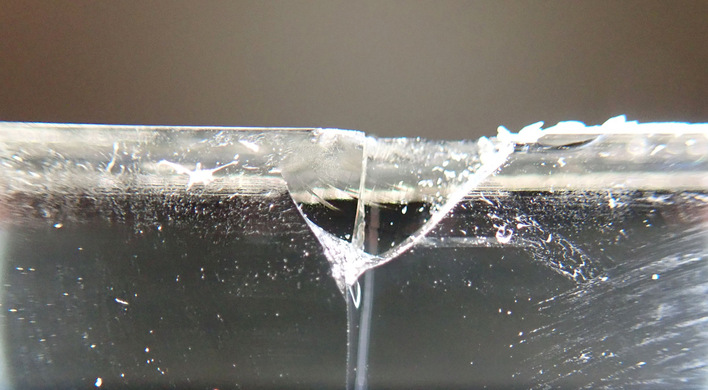 Thermischer Y-Bruch an der Kante der Glasscheibe