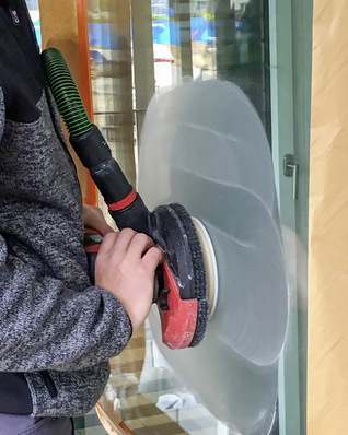 Kratzer entfernen mit dem Glassresq-Ver­fahren: Die thermische ­Belastung der zu sanierenden Glas­oberflächen wird parallel auf unter 50 °C gesenkt und beugt so einem thermischen Spannungsriss vor.