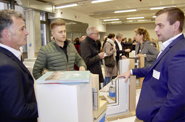 Kneer-Südfenster Produktmanager Christoph Feirer (2. v.li.) nutzte das Fachforum „barrierefreies Bauen“, um sich bei Nullschwellen-Spezialist ALUMAT (vorne, v.li. Christian Rager, Stefan Anwander; im Hintergrund Geschäftsführerin Claudia Rager-Frey, ebenfalls in der Kundenberatung) über die neuesten Entwicklungen zu informieren.
