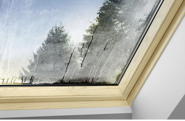Zu wenig Heizen in Verbindung mit zu wenig Lüften und starker Wohnungsbelegung führt fast sicher zu Feuchtigkeitsproblemen, Kondenswasser an der Fensterscheibe ist ein erstes Alarmsignal.