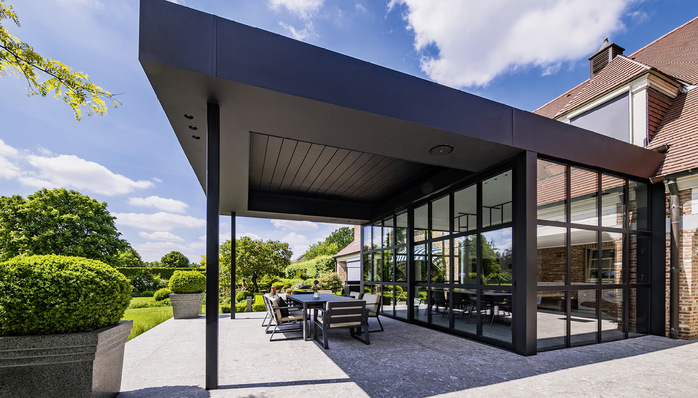 Bei direkter Sonneneinstrahlung lassen die Lamellen einfach schließen.