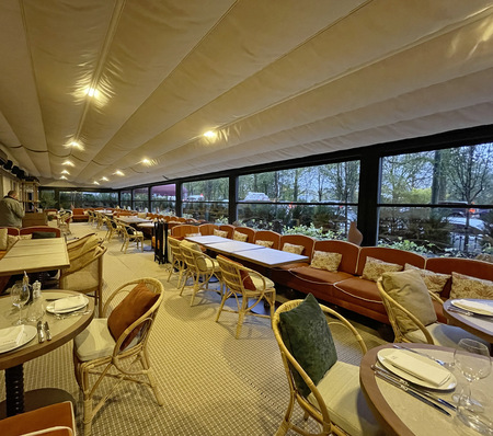 Zwei Pergotenda Palladia überdachen auf einer Gesamtbreite von 20 m und einer Tiefe von 5,5 m insgesamt 110 m2.