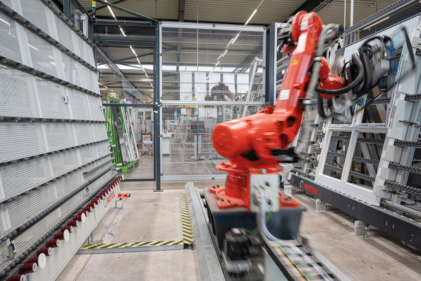 Ein Quantensprung im Fensterbau ist das vollautomatische Einsetzen der Scheibe in den Flügel, ohne manuelle Nachbearbeitung.