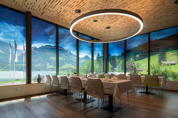 Die Fensterfront des Panoramasaals wurde mit SageGlass Harmony verglast, das beim Schalten nahtlose Übergänge von vollständig klar zu vollständig getönt ermöglicht.