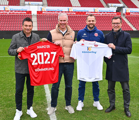 Kömmerling bleibt bis 2027 Haupt- und Trikotsponsor von Mainz 05. Von links nach rechts: Christian Heidel (Sportvorstand Mainz 05), Dr. Peter Mrosik (Ge-schäftsführender Gesellschafter profine GmbH), Bo Svensson (Cheftrainer Mainz 05), Stefan Hofmann (Vereins- und Vorstandsvorsitzender Mainz 05).