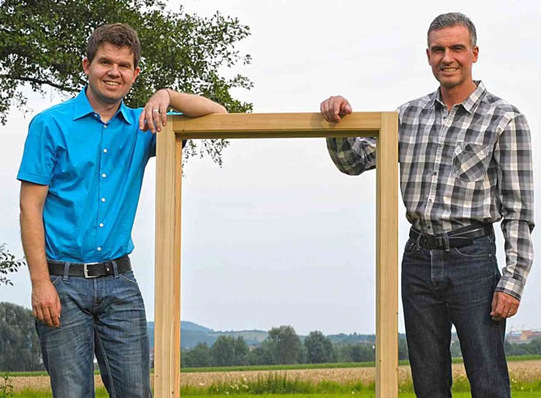Mario (l.) und Frank Döpfner setzen ganz auf nachhaltig wirtschaftende Forstwirtschaft und verwenden ausschließlich heimische Holzarten und aus regionaler Herkunft.