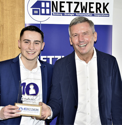 Oliver Frey und sein Sohn Niklas präsentieren am 18.01.2023 den Award, den sie zum Netzwerk-Partnertag den Kunden überreichen werden, die von Anfang an dabei sind.