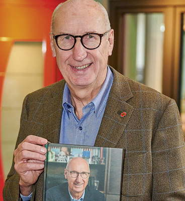 Helmut Hilzinger ­präsentiert eine der druck­frischen ­Chroniken