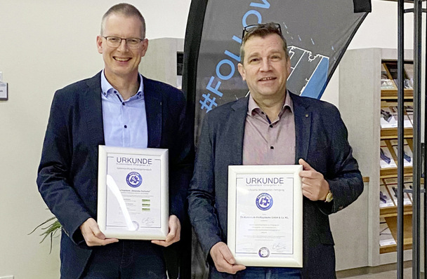 TS-Aluminium Geschäftsführer Rainer Trauernicht und Martin Kötter freuen sich über die Zertifizierungen des Bundesverbands Wintergarten e.V.