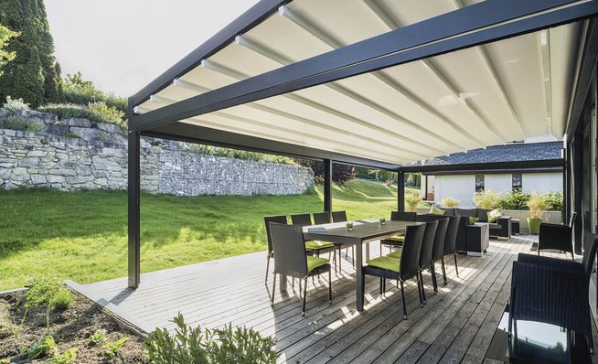 Die Pergola Quadra auf einem Naturholzboden überdacht eine Fläche von ca. 50 m2 in die man durch die große Schiebetür des Living-Bereichs gelangt.