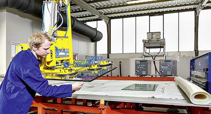 Heute bietet die Lippische Glasveredelung Bastian ihr VSG und Verbundgläser bis zum Format 2400 × 4000 mm an.