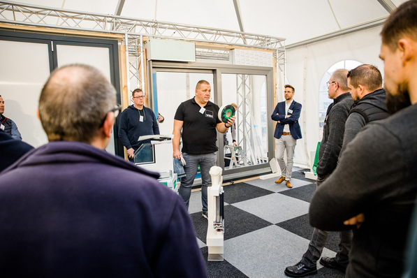 Die Live-Montage eines Hebe-Schiebe-Elements des GEALAN-Systems S 9000 war einer der Höhepunkte des Praxistages.