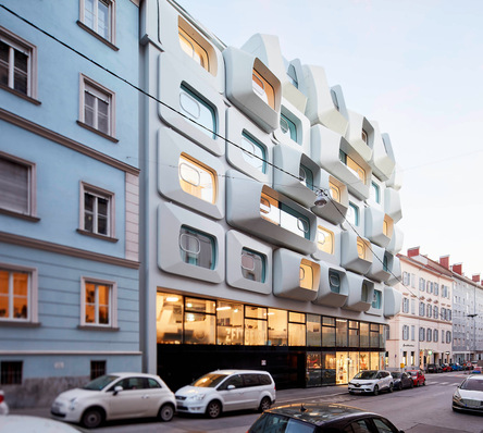 Die 43 unterschiedlich großen und in verschiedene Richtungen orientierten Argos-Augen sind verteilt auf fünf Geschosse. Getragen wird das Ganze von einem zweistöckigen verglasten Sockel.