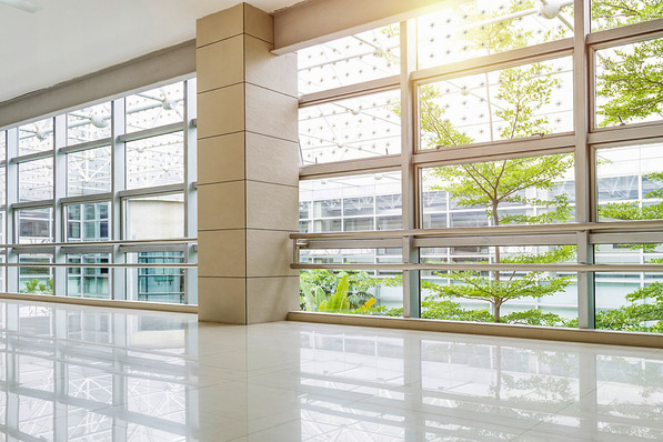 Die Vogelschutzstruktur kann sowohl dezent wie im unteren Bereich und zugleich auch als Designelement wie im oberen Bereich eingesetzt werden. Der vollflächige Laserdruck ist ebenso möglich wie das Auftragen von homogen angeordneten Punkten oder Geometrien