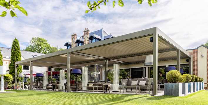 Sieben Camargue Lamellendächer sind miteinander ­gekoppelt und bilden ein L, das eine Gesamtfläche von 155 m² hat.