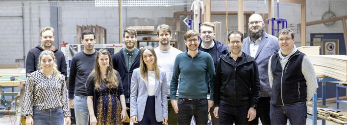 V.l.n.r.: Lisa-Marie Beelitz (MB Fensterbau und Tischlerei), Maximilian Grünbeck (Fenster- & Türenbau Grünbeck), Andreas Chrobok (Fensterbau Erich Schillinger), Maxi Häber (HFBB Holzfensterbau Bernau), Kai Pless (Bundesverband ProHolzfenster), Sarah Nuffer (Wipfler Fenster + Fassaden), Florian Kowalski (KOWA Holzbearbeitung), 
Stefan Appelhans (Sorpetaler Fensterbau), Simon Hinrichs (Herbert Fenster), Mike Weihe (Weihe GmbH), 
Johann Koch (ADJOKO GmbH), Thomas Pötschke (Pötschke Fensterbau)