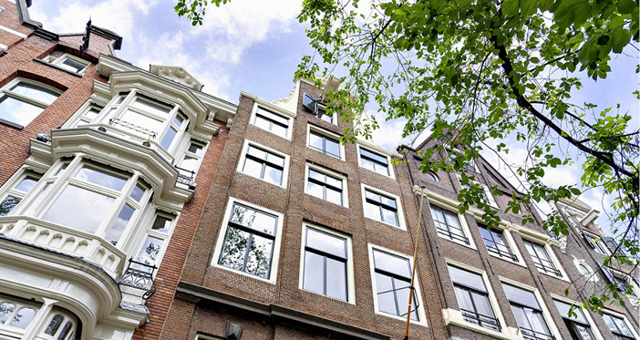 Auch in der Fassade des Hotel „The Noblemen“ im ­niederländischen Amsterdam wurden vor kurzem per Glastausch die Fineo Vakuumgläser eingesetzt. 