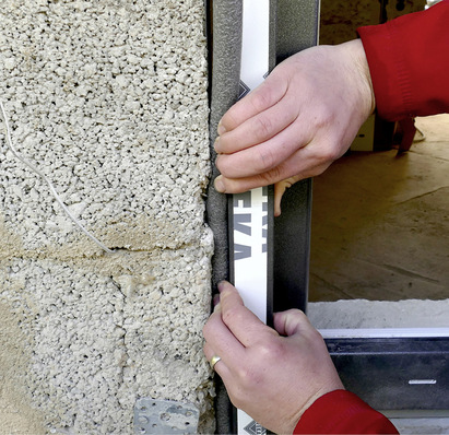 Der Dichtstoff darf nur an zwei Flanken haften, damit er die Bewegung der Bauanschlussfuge aufnehmen kann. Um eine Zweiflankenhaftung sicherzustellen, wird eine PU-Rundschnur in den Spalt der äußeren Fuge eingefügt.