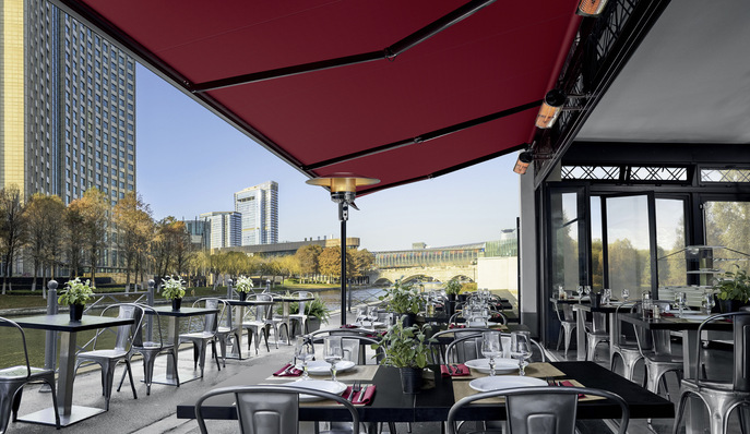 Die Markise ist wieder da. Satte Rot­töne oder nordische Aqua-Nuancen, die ­Auswahl bei der Sonnenschutz-Kollektion Solar ­Fabrics ist groß.